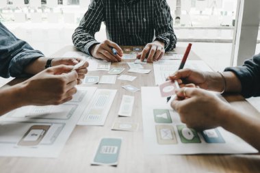 Grafik tasarımcıları bilgisayar tasarım uygulaması ile birlikte çalışırlar