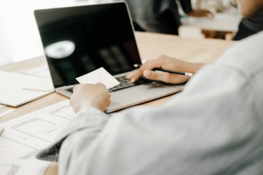 Grafik tasarımcıları bilgisayar tasarım uygulaması ile birlikte çalışırlar