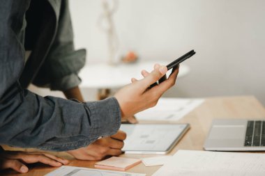 Grafik tasarımcıları bilgisayar tasarım uygulaması ile birlikte çalışırlar