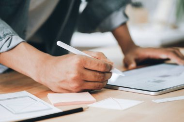 Grafik tasarımcıları bilgisayar tasarım uygulaması ile birlikte çalışırlar