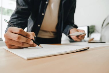 Grafik tasarımcıları bilgisayar tasarım uygulaması ile birlikte çalışırlar