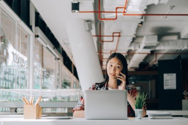 kütüphane kolej yazma masada oturan genç studebt ve dizüstü bilgisayar ile dizüstü bilgisayar üzerinde çalışan, eğitim concep