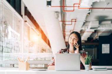 kütüphane kolej yazma masada oturan genç studebt ve dizüstü bilgisayar ile dizüstü bilgisayar üzerinde çalışan, eğitim concep