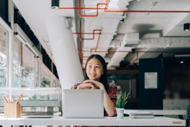 kütüphane kolej yazma masada oturan genç studebt ve dizüstü bilgisayar ile dizüstü bilgisayar üzerinde çalışan, eğitim concep