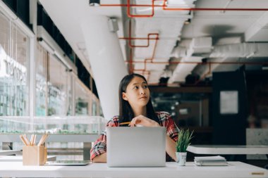 kütüphane kolej yazma masada oturan genç studebt ve dizüstü bilgisayar ile dizüstü bilgisayar üzerinde çalışan, eğitim concep