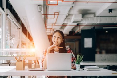 kütüphane kolej yazma masada oturan genç studebt ve dizüstü bilgisayar ile dizüstü bilgisayar üzerinde çalışan, eğitim concep