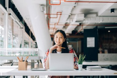 kütüphane kolej yazma masada oturan genç studebt ve dizüstü bilgisayar ile dizüstü bilgisayar üzerinde çalışan, eğitim concep