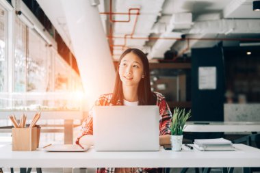 kütüphane kolej yazma masada oturan genç studebt ve dizüstü bilgisayar ile dizüstü bilgisayar üzerinde çalışan, eğitim concep