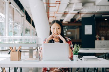 kütüphane kolej yazma masada oturan genç studebt ve dizüstü bilgisayar ile dizüstü bilgisayar üzerinde çalışan, eğitim concep