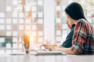 kütüphane kolejinde okuyan ve birlikte dizüstü bilgisayar ile bilgi paylaşımı genç studebt oturan, eğitim concep