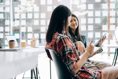 kütüphane kolejinde okuyan ve birlikte dizüstü bilgisayar ile bilgi paylaşımı genç studebt oturan, eğitim concep
