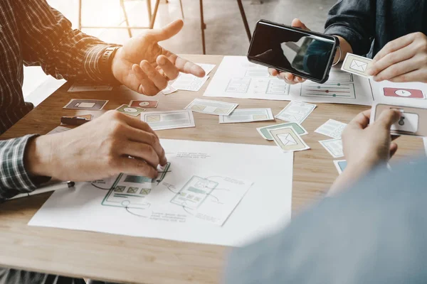 Grafik tasarımcıları bilgisayar tasarım uygulaması ile birlikte çalışırlar