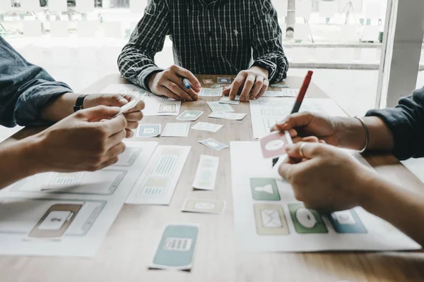 Grafik tasarımcıları bilgisayar tasarım uygulaması ile birlikte çalışırlar