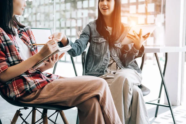 kütüphane kolejinde okuyan ve birlikte dizüstü bilgisayar ile bilgi paylaşımı genç studebt oturan, eğitim concep