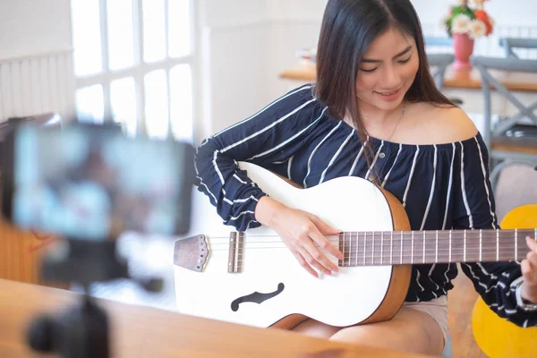 Mutlu kız blogger için yayınlar web sitesinde kafe canlı gitar