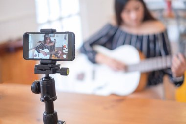 Mutlu kız blogger için yayınlar web sitesinde kafe canlı gitar