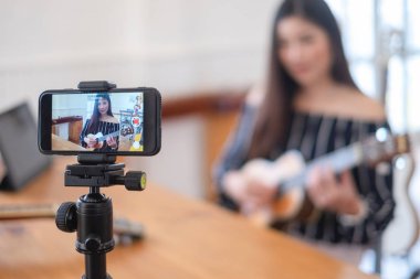 Mutlu kız blogger için yayınlar web sitesinde kafe canlı gitar