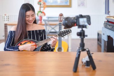 Mutlu kız blogger için yayınlar web sitesinde kafe canlı gitar