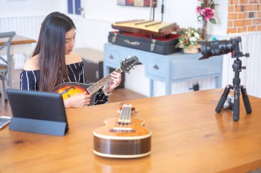 Mutlu kız blogger için yayınlar web sitesinde kafe canlı gitar