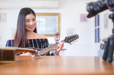 Mutlu kız blogger için yayınlar web sitesinde kafe canlı gitar