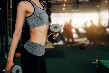 fitness spor kulübünde spor kadın dum ile silah için egzersiz yapıyor