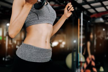fitness spor kulübünde spor kadın dum ile silah için egzersiz yapıyor