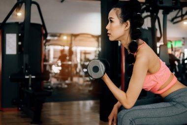 fitness spor kulübünde spor kadın dum ile silah için egzersiz yapıyor