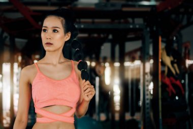 fitness spor kulübünde spor kadın ket ile silah için egzersiz yapıyor
