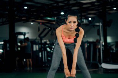 fitness spor kulübünde spor kadın ket ile silah için egzersiz yapıyor
