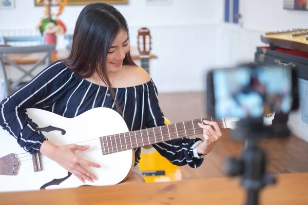 Mutlu kız blogger için yayınlar web sitesinde kafe canlı gitar