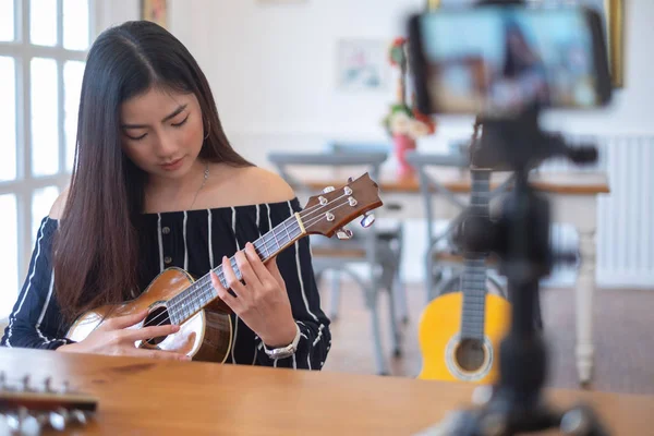 Mutlu kız blogger için yayınlar web sitesinde kafe canlı gitar