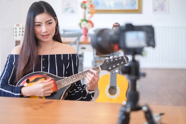 Mutlu kız blogger için yayınlar web sitesinde kafe canlı gitar