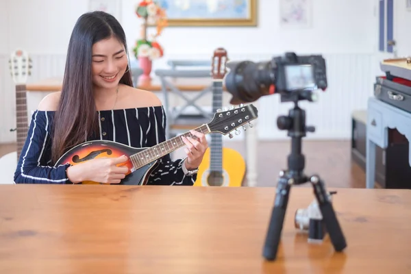 Mutlu kız blogger için yayınlar web sitesinde kafe canlı gitar