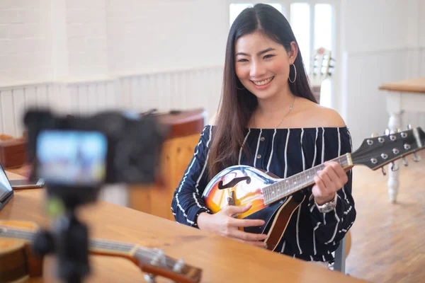 Mutlu kız blogger için yayınlar web sitesinde kafe canlı gitar