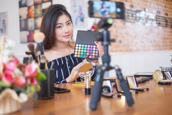 메이크업과 아름다움과 r에 대해 이야기 카페에서 행복한 소녀 블로거 — 스톡 사진