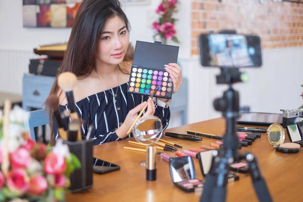 Kafede Mutlu kız blogger makyaj ve güzellik ve r hakkında konuşurken