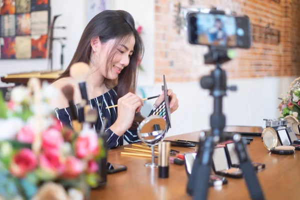 메이크업과 아름다움과 r에 대해 이야기 카페에서 행복한 소녀 블로거 — 스톡 사진