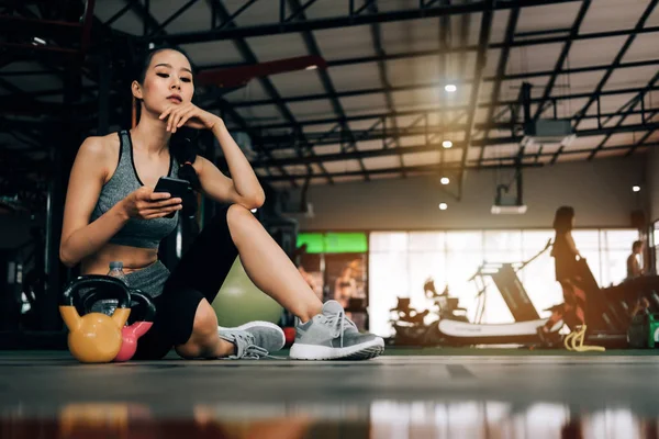 fitness spor kulübünde spor kadın egzersiz sonrası rahatlatıcı oturan 