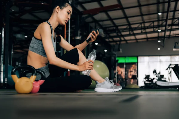 fitness spor kulübünde spor kadın egzersiz sonrası rahatlatıcı oturan 