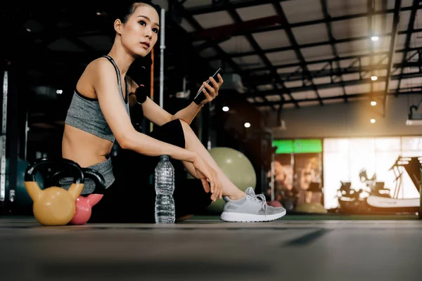 Sport Kobieta w fitness siłownia klub siedzący relaksujący po treningu — Zdjęcie stockowe