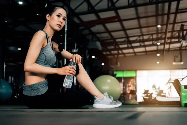 fitness spor kulübünde spor kadın egzersiz sonrası rahatlatıcı oturan 