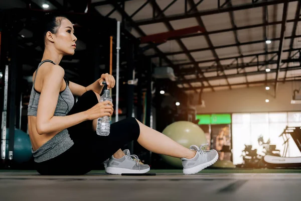 fitness spor kulübünde spor kadın egzersiz sonrası rahatlatıcı oturan 