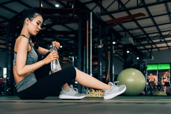 Sport nő a fitness edzőteremben klub ül pihentető edzés után — Stock Fotó