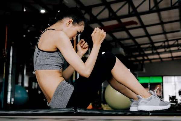 Sport Kobieta w fitness siłownia klub robi usiąść ćwiczenia dla ciała — Zdjęcie stockowe