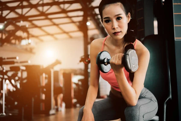 Sportvrouw op Fitness Gym Club doen oefening voor wapens met dum — Stockfoto