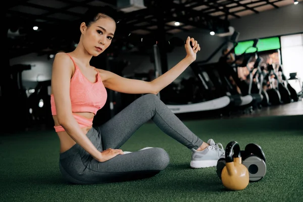 fitness spor kulübünde spor kadın egzersiz sonrası rahatlatıcı oturan 