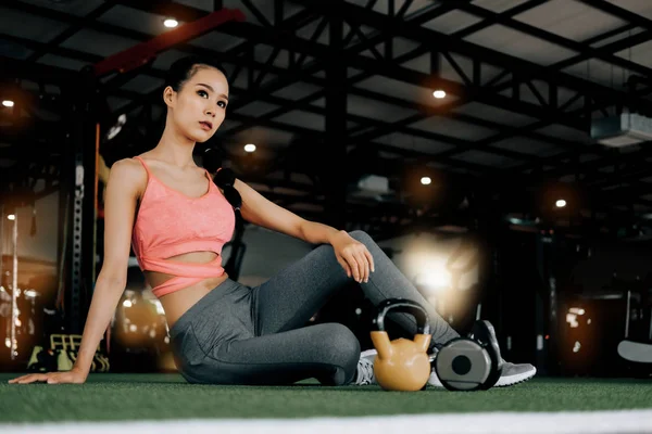 Sportvrouw op Fitness Gym Club zittend ontspannen na inspanning — Stockfoto
