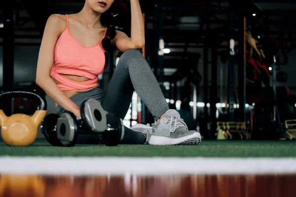 Sport woman at fitness gym club sitting relaxing after exercise — Stock Photo, Image