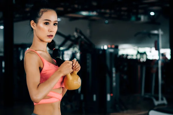 Sportvrouw in Fitness Gym Club doen oefening voor wapens met Ket — Stockfoto