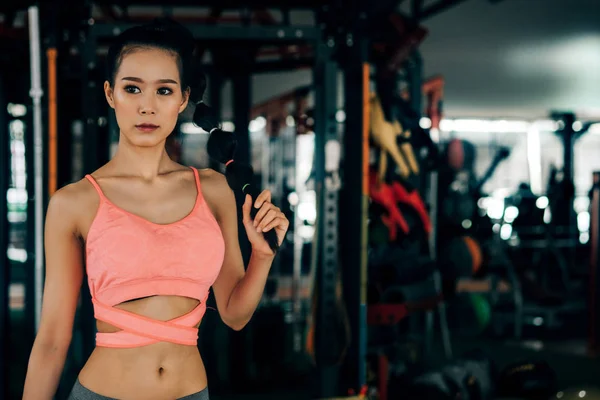 fitness spor kulübünde spor kadın ket ile silah için egzersiz yapıyor